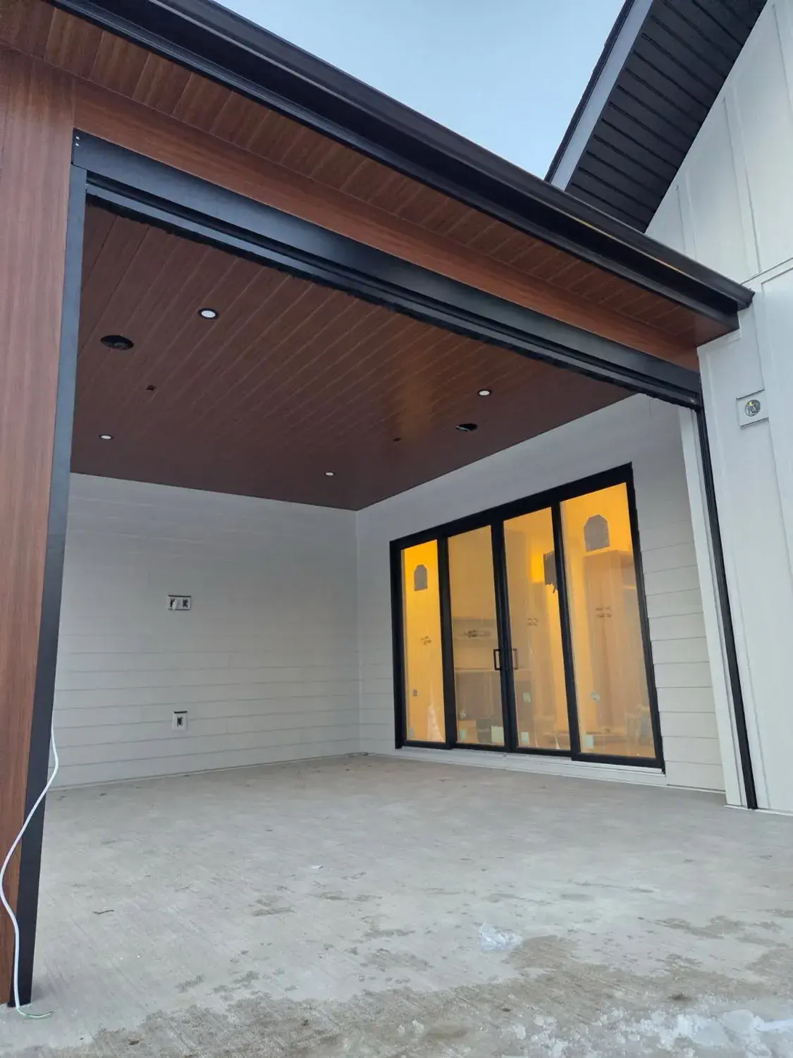 Motorized screen room with covered roof and cladding built by PJM Home Advantage